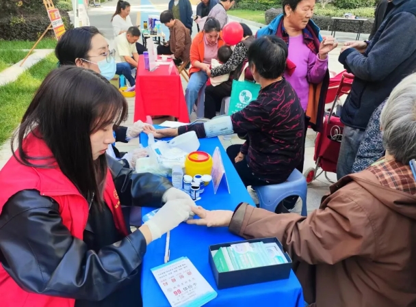 betway88西汉姆联发展公司联合爱心企业开展重阳节老年人急救大讲堂宣传活动