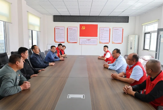 【情满重阳 爱满乡村】betway88西汉姆联到“第一书记”派驻村开展重阳节走访慰问活动