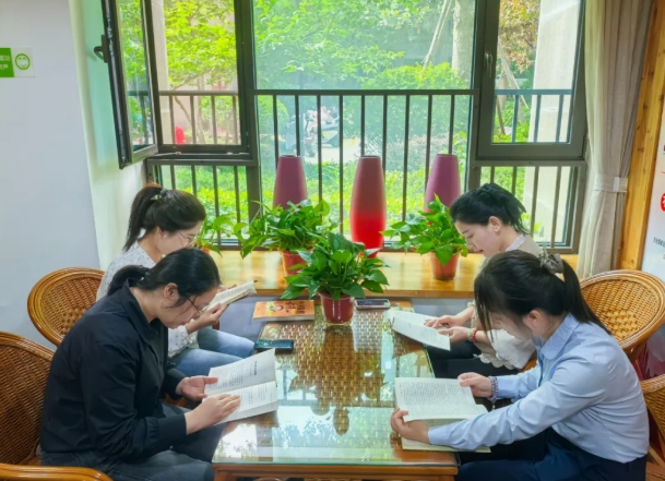 【玫瑰书香绽芳华】中房建投公司组织开展女职工主题读书分享会活动