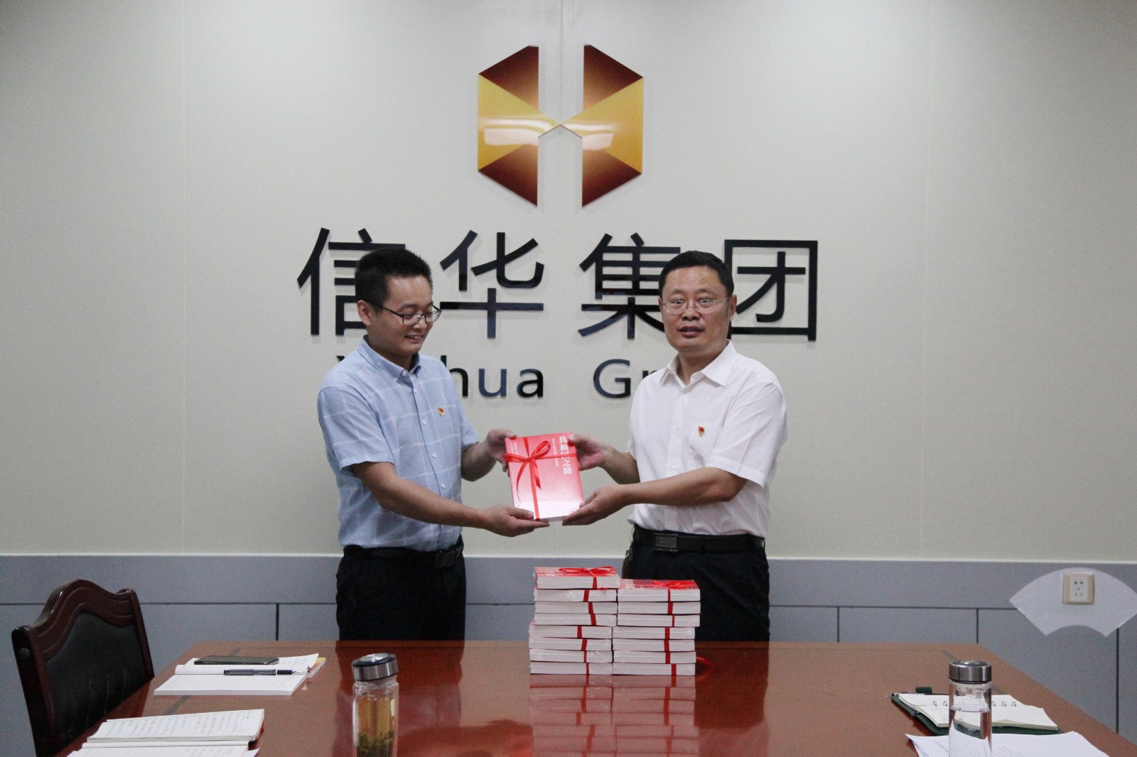 betway88西汉姆联行政党支部开展向党员送红色书籍等多种活动