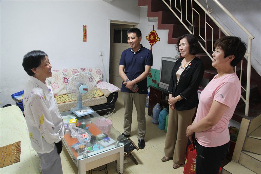 betway88西汉姆联开展“七一”前走访慰问老党员活动