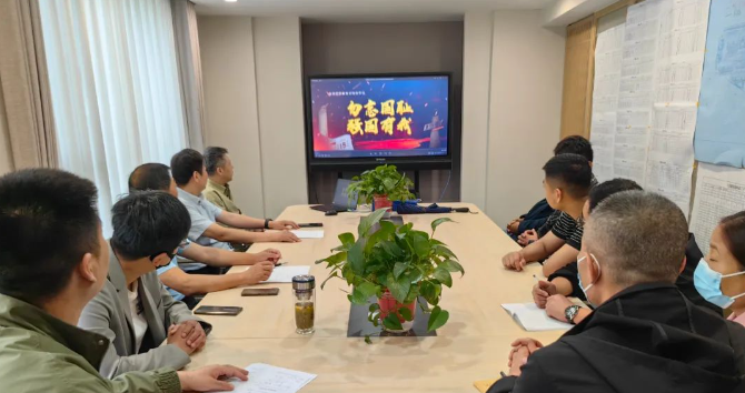 betway88西汉姆联中房开发公司开展“国防教育进工地”活动