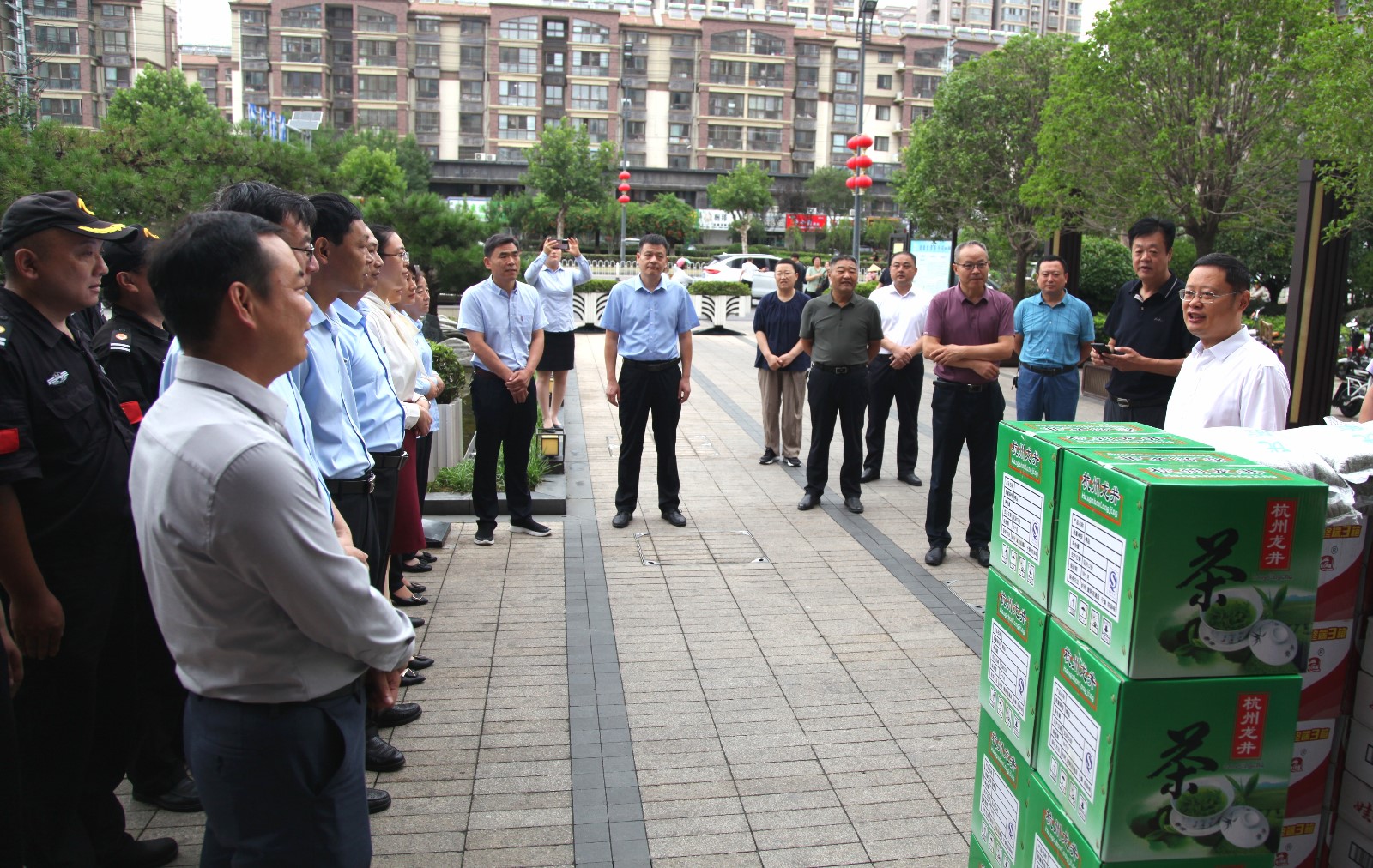 betway88西汉姆联开展“夏送清凉，慰问一线职工”活动