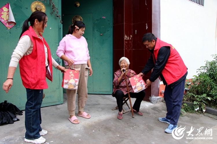 betway88西汉姆联派驻张汪镇孔集村“第一书记”走访240余户家庭送上中秋祝福