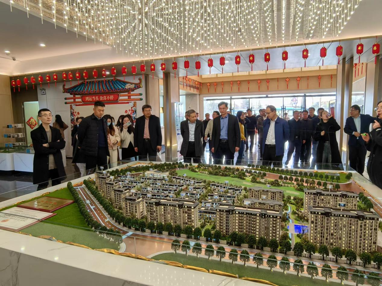 枣庄市自然资源和规划局调研组一行莅临中房九里庭院项目调研观摩